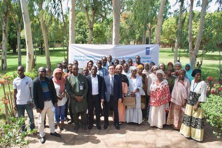 参加联合国开发计划署（UNDP）为支持马里女性染坊技师而举办的研讨会。