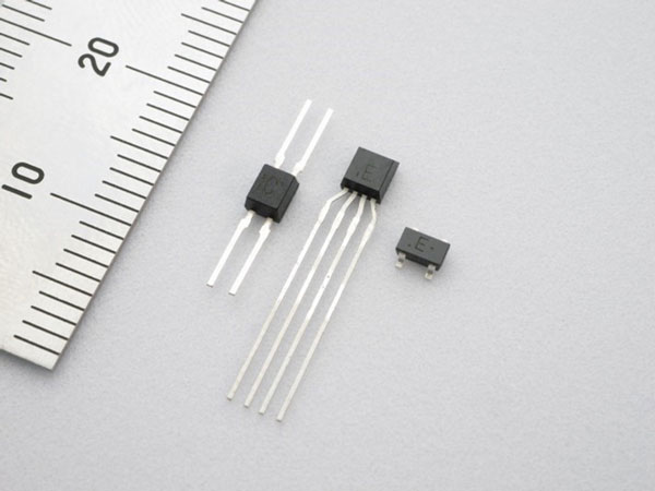 霍尔元件（从左至右：HW-300A、HW-300B、HW-101A)