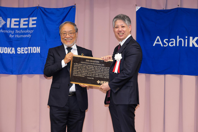 IEEE里程碑认证铭牌授予仪式现场（左起：福田先生、AKM总经理栗田）