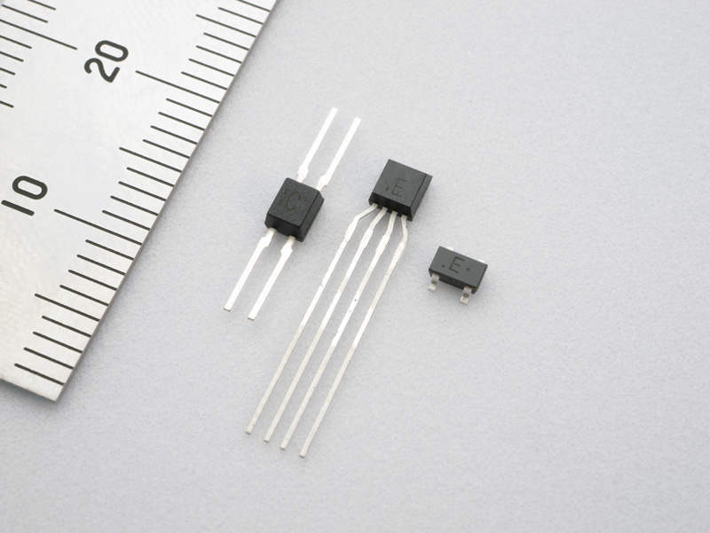 薄膜霍尔元件（从左至右：HW-300A、HW-300B、HW-101A）